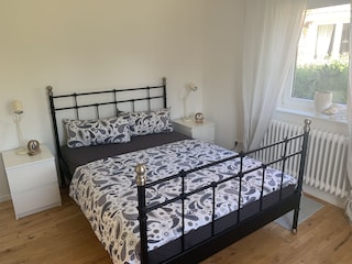 Schlafzimmer mit franz. Bett im EG.