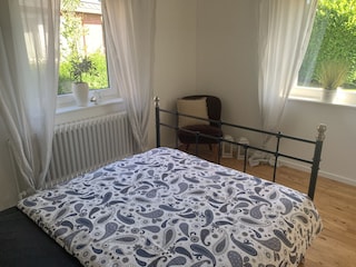 Schlafzimmer mit franz. Bett.