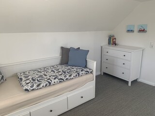 Das Kojenbett kann ausgezogen werden (franz. Bett)