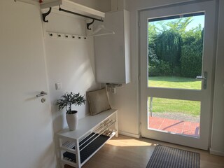 Der helle Eingangsbereich mit Garderobe.