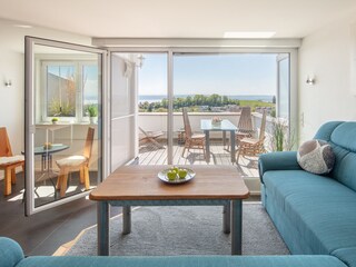 Blick aus dem Wohnraum auf den Balkon