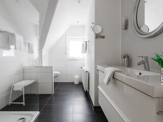 Modernes, neues Badezimmer