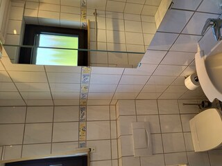 Bad mit Waschbecken und WC