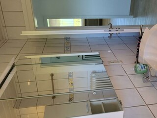 Modern eingerichtetes Bad