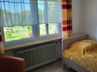 Zimmer im Erdgeschoß mit Blick in den Garten