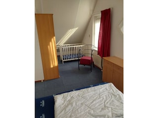 schlazimmer mit Kinderbet