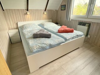 Schlafzimmer mit Doppelbett 200x180cm