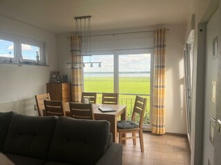 Essecke mit Blick auf den See