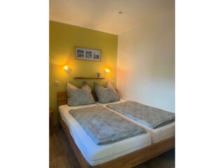 Schlafzimmer mit Doppelbett