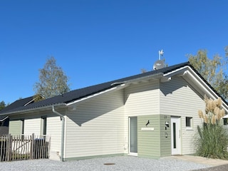 Haus mit 2 Stellplätzen und Anbindebalken von vorne