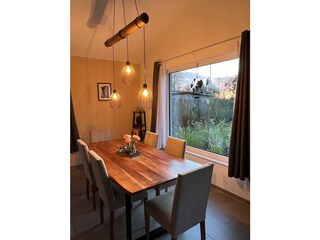 Großer Esstisch mit Blick in den Garten