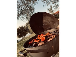 Großer Weber-Kugelgrill. Guten Appetit!