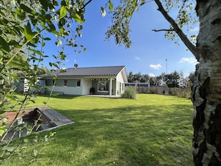 Schön angelegter, eingezäunter Garten