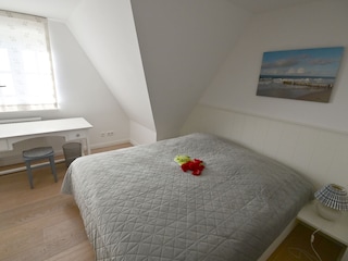 Schlafzimmer mit Schreibtisch