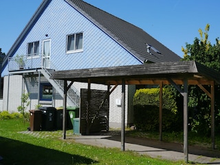 Carport und Zugang zur Ferienwohnung