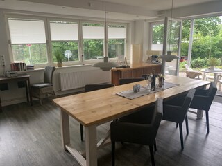 Essbereich und Terrassenzugang.