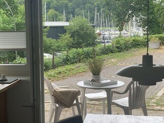 Die kleine Terrasse direkt an der Wohnung.