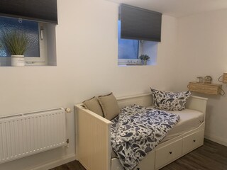 Das zweite Schlafzimmer mit Auszugbett.