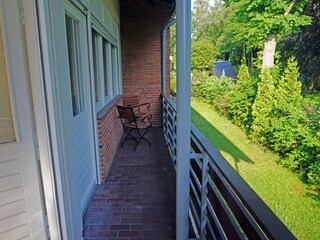 er kleine Balkon vor dem Schlafzimmer