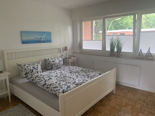 Schlafzimmer mit Doppelbett.