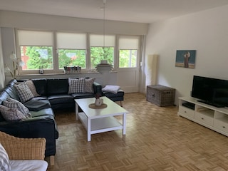 Vom Wohnzimmer gelangt man auf den Balkon.