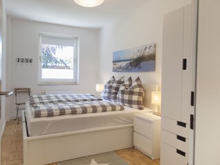 Schlafzimmer mit Verrdunkelungsrollo (Foto Trendwerk )