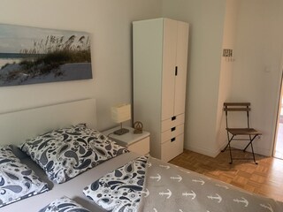 Schlafzimmer mit Doppelbett.