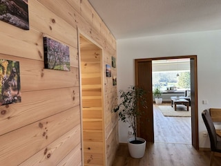 Essbereich mit Blick ins Wohnzimmer