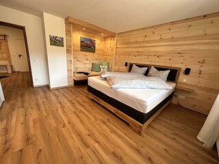 Schlafzimmer mit Boxspringbett 180x200