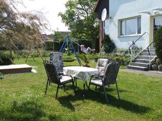 Garten mit Sitzecke und Spielgeräten