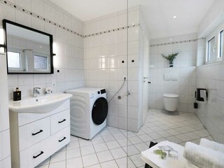 Großzügiger Badbereich ...