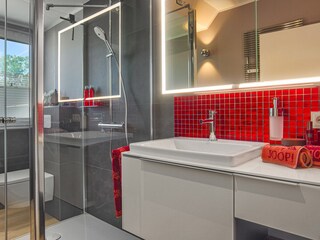 modernes Bad mit Fenster