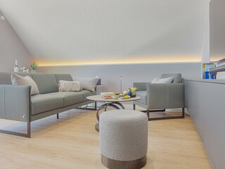 Wohnzimmer mit bequemen Sofa und Sessel