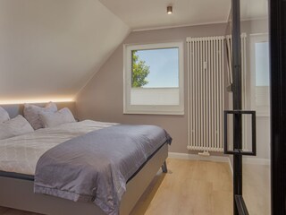 Schlafzimmer mit Doppelbett