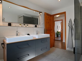 großes Bad +  Eingang Schlafzimmer Nr.1 - 1. Stock