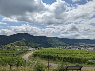 Blick auf Bernkastel-Kues und Burg Landshut