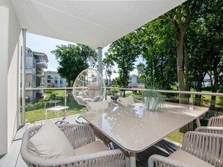 Balkon mit Blick ins Grüne und auf das Haff