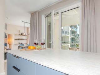 Küche und Durchgang zum Balkon