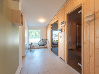 Wellnessbereich mit Saunen, Duschen und Ruhebereich im Dachgeschoss