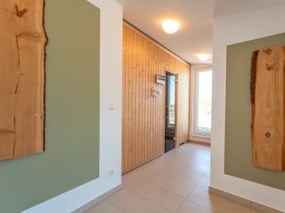 Wellnessbereich mit Saunen, Duschen und Ruhebereich im Dachgeschoss