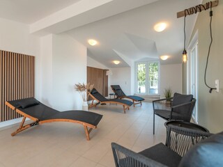 Wellnessbereich mit Saunen, Duschen und Ruhebereich im Dachgeschoss