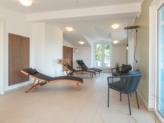 Wellnessbereich mit Saunen, Duschen und Ruhebereich im Dachgeschoss