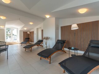 Wellnessbereich mit Saunen, Duschen und Ruhebereich im Dachgeschoss