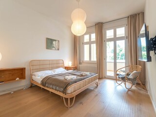 Schlafzimmer âEuro?WolkenzimmerâEuro? mit angrenzendem Balkon