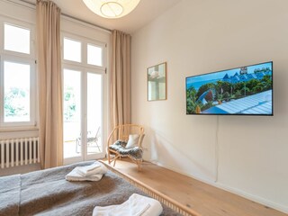 Schlafzimmer âEuro?WolkenzimmerâEuro? mit angrenzendem Balkon