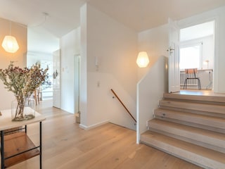 Flur mit kleiner Treppe zum Arbeitszimmer