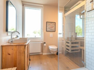 Badezimmer mit Sauna und Dusche