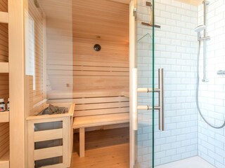 Badezimmer mit Sauna und Dusche