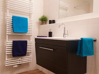 Badezimmer mit ebenerdiger Dusche und WC