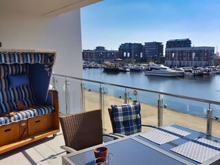 Balkon mit Strandkorb und Hafenblick - ankommen und genießen